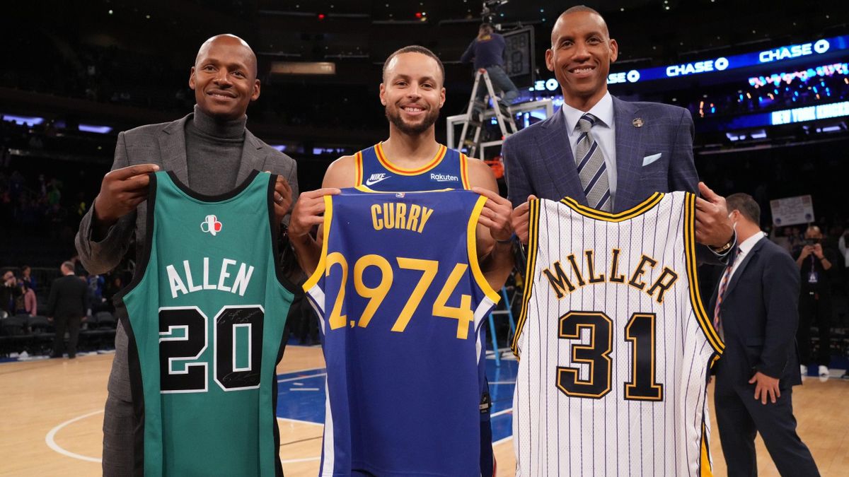 Stephen Curry entouré de Ray Allen et Reggie Miller